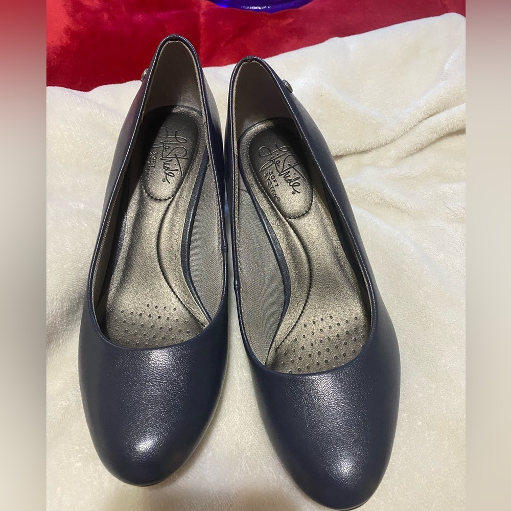 Size 7 Navy Blue Life Stride pumps.